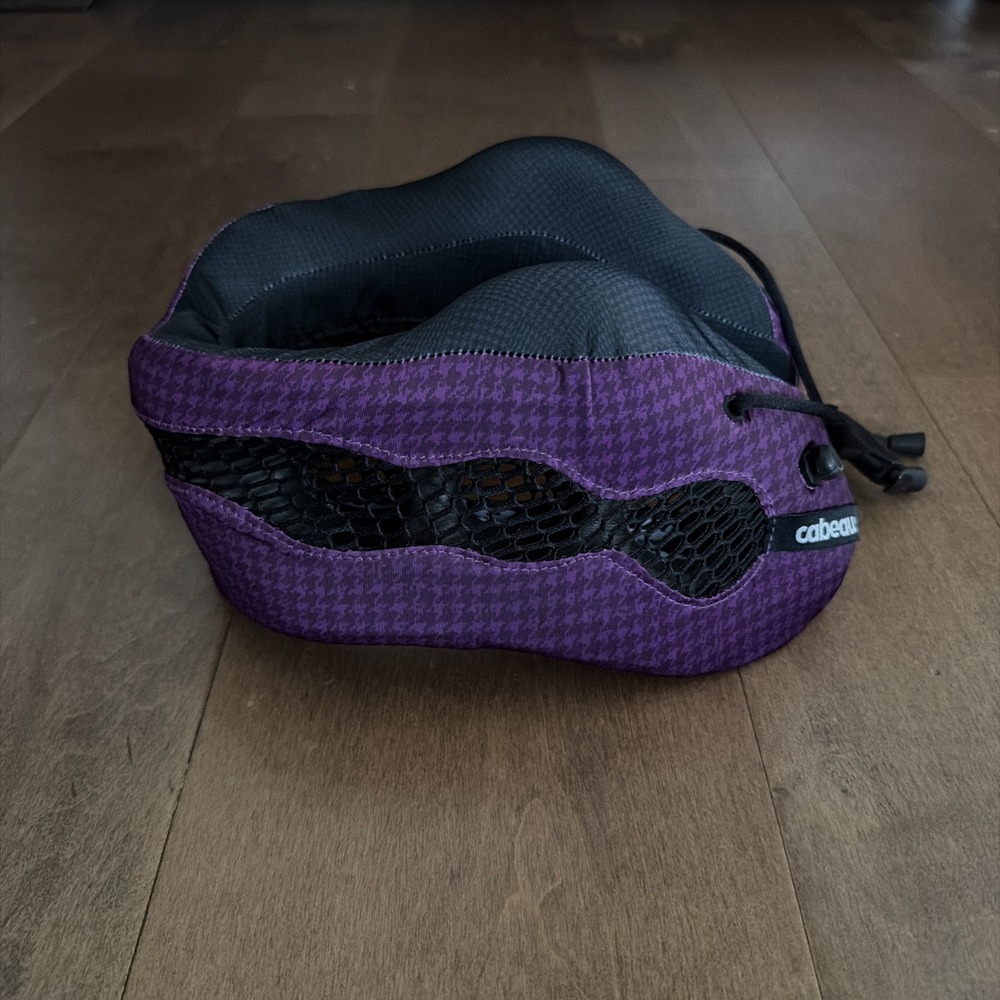 Cabeau Long Haul Flight Cooling Travel Neck Pillow Evolution Cool Purple Used
